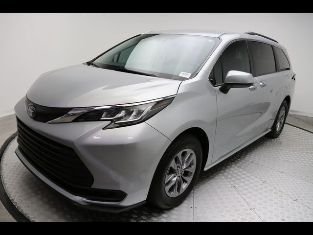 2022 Toyota Sienna LE