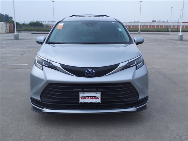 2022 Toyota Sienna LE