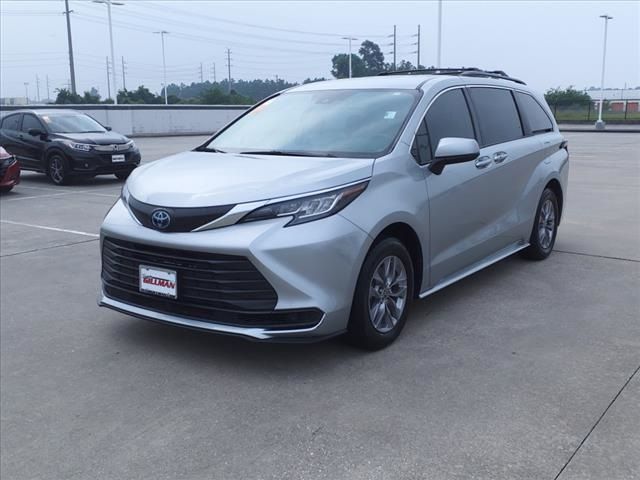 2022 Toyota Sienna LE