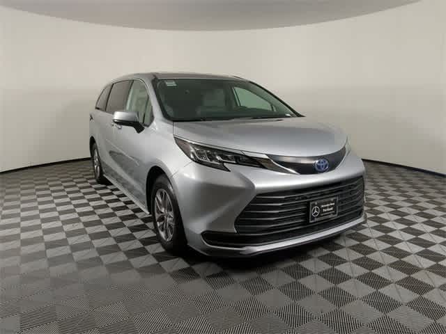 2022 Toyota Sienna LE