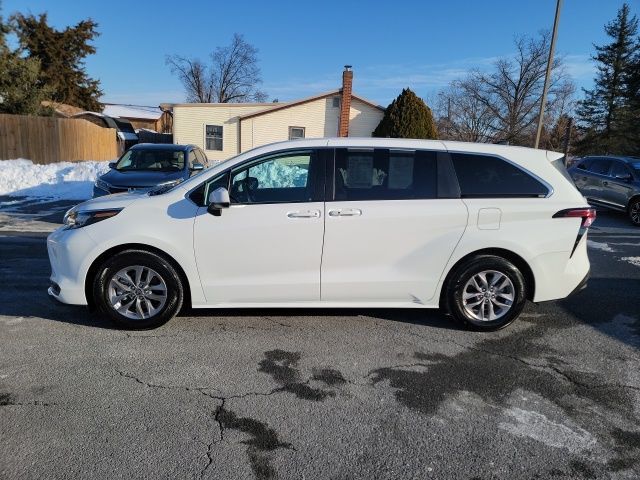 2022 Toyota Sienna LE