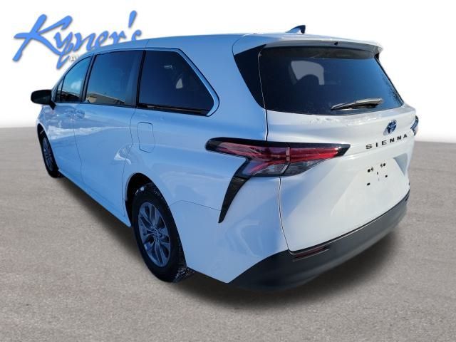 2022 Toyota Sienna LE