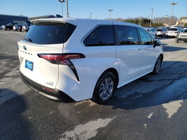 2022 Toyota Sienna LE