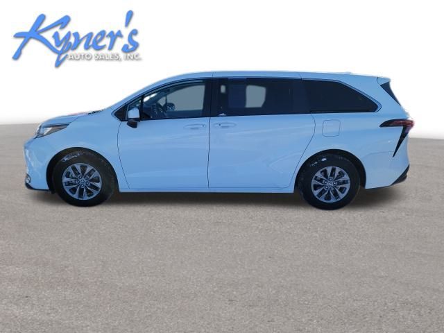 2022 Toyota Sienna LE