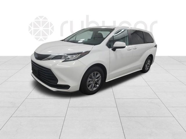 2022 Toyota Sienna LE