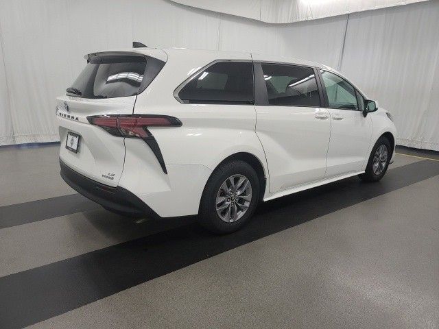 2022 Toyota Sienna LE