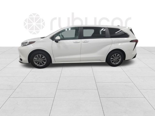 2022 Toyota Sienna LE