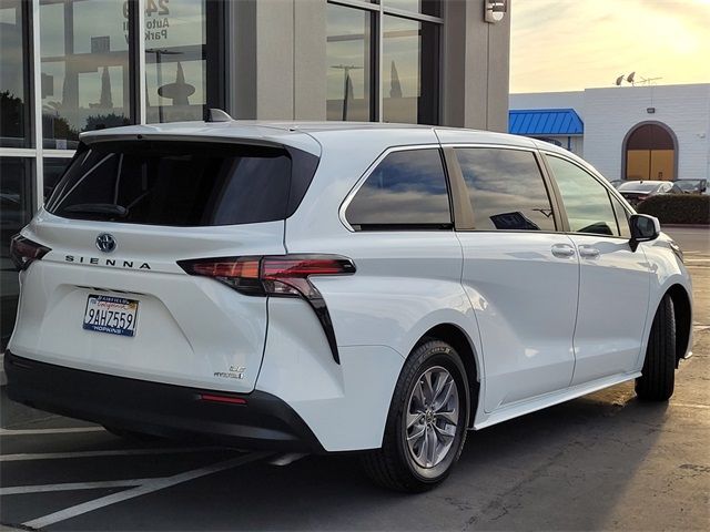 2022 Toyota Sienna LE