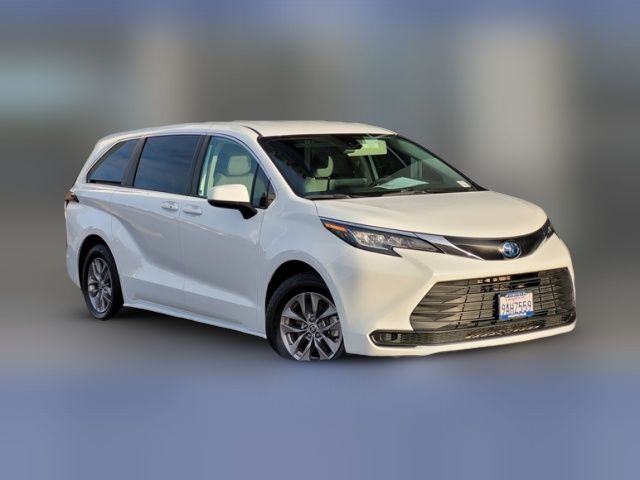 2022 Toyota Sienna LE