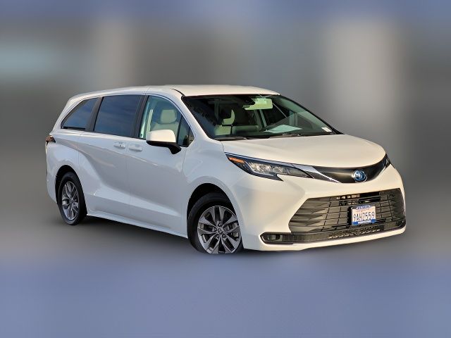 2022 Toyota Sienna LE