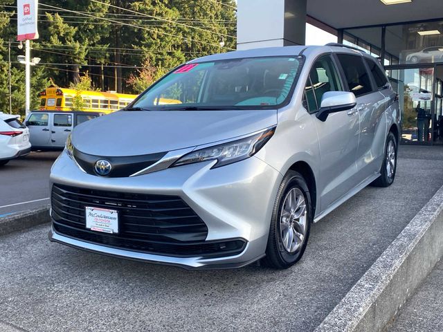 2022 Toyota Sienna LE