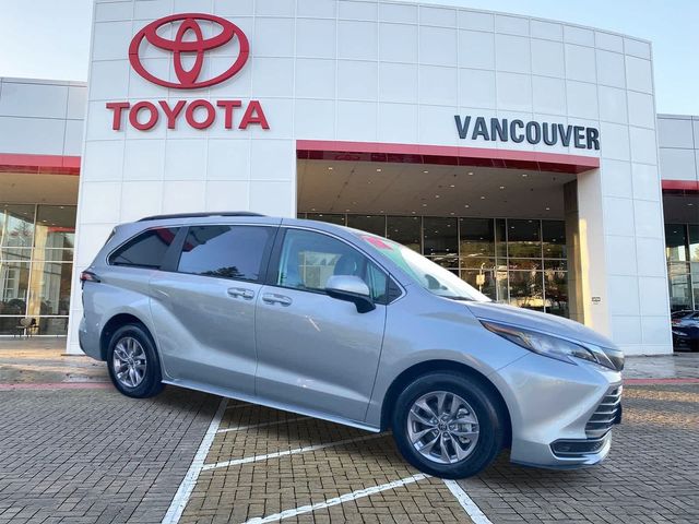 2022 Toyota Sienna LE