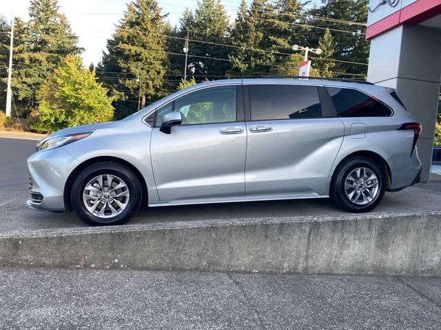 2022 Toyota Sienna LE