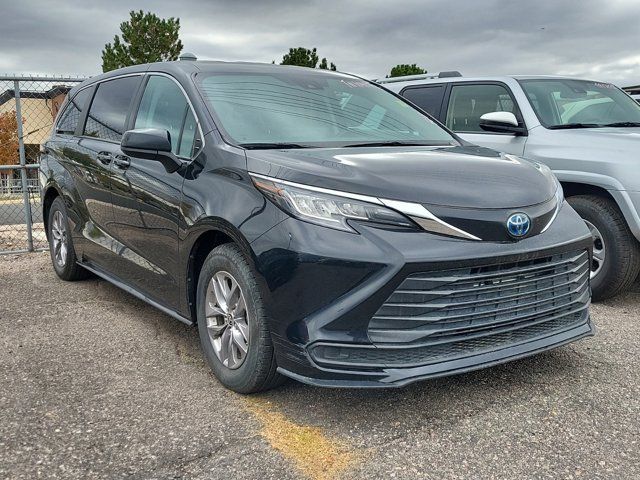 2022 Toyota Sienna LE