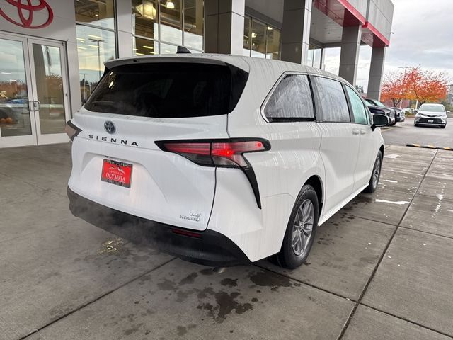 2022 Toyota Sienna LE