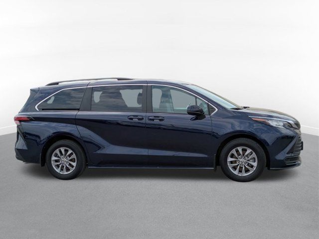 2022 Toyota Sienna LE