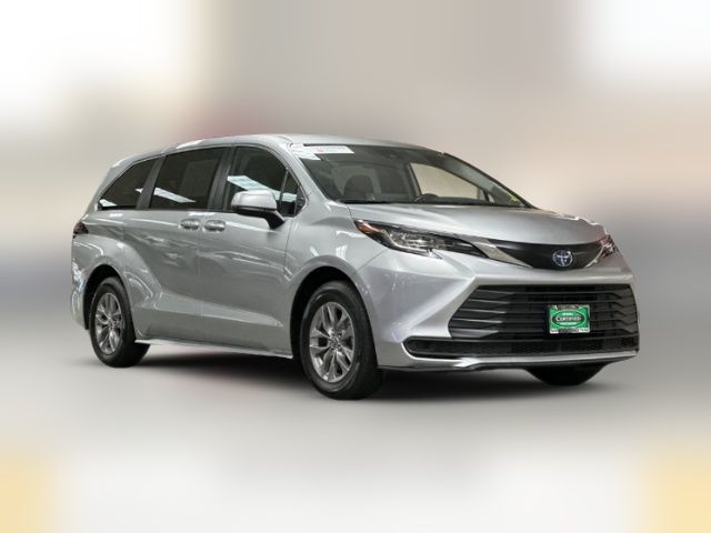 2022 Toyota Sienna LE