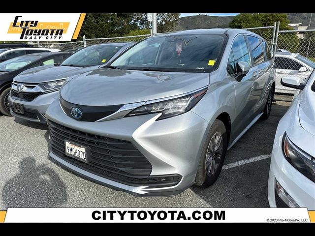 2022 Toyota Sienna LE