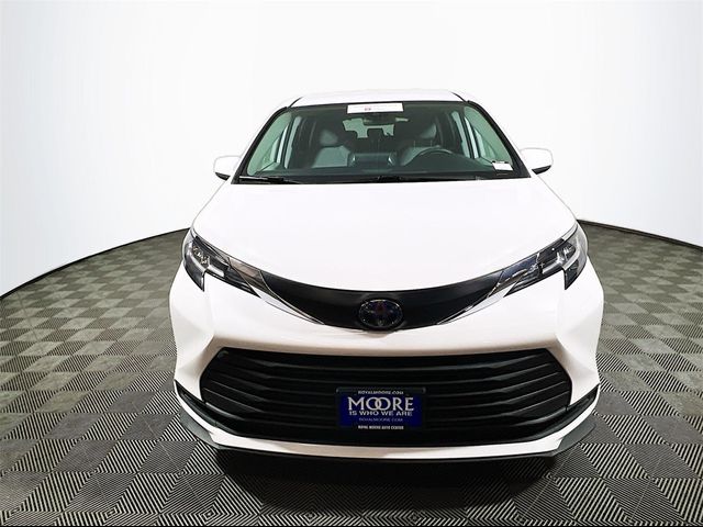 2022 Toyota Sienna LE