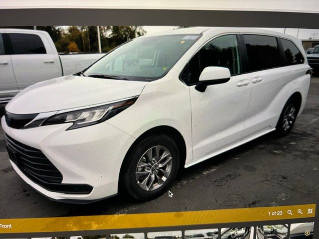 2022 Toyota Sienna LE