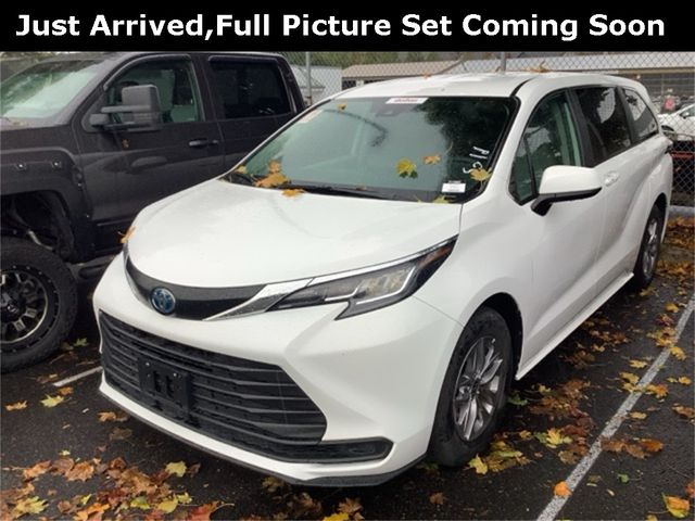 2022 Toyota Sienna LE