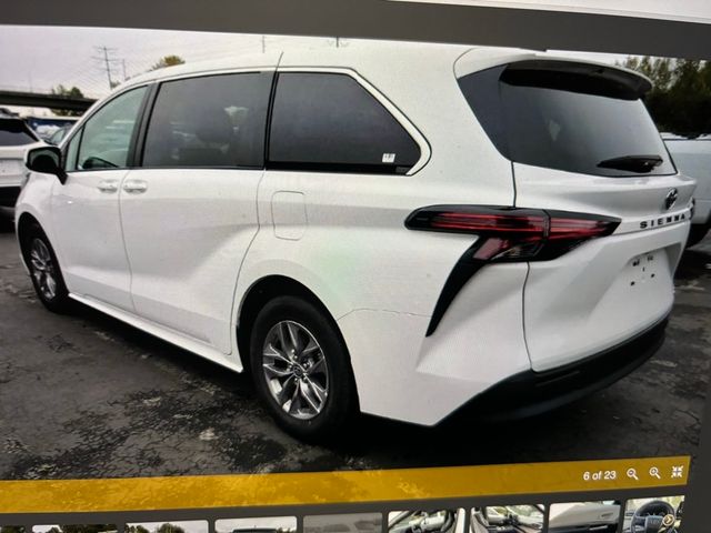 2022 Toyota Sienna LE