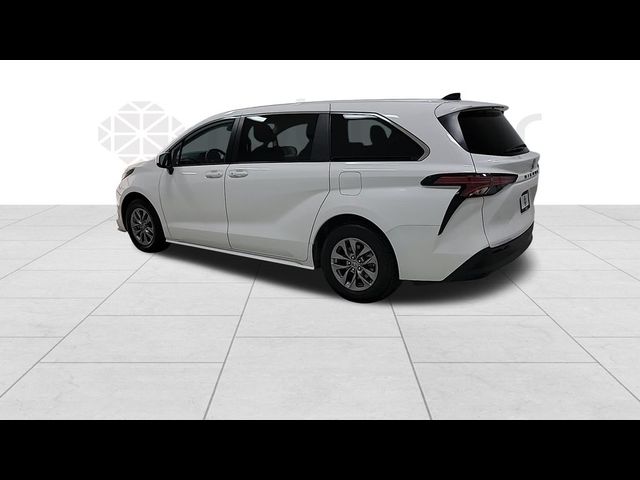 2022 Toyota Sienna LE