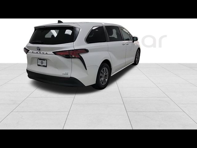 2022 Toyota Sienna LE