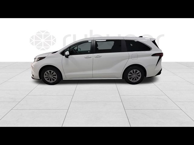 2022 Toyota Sienna LE