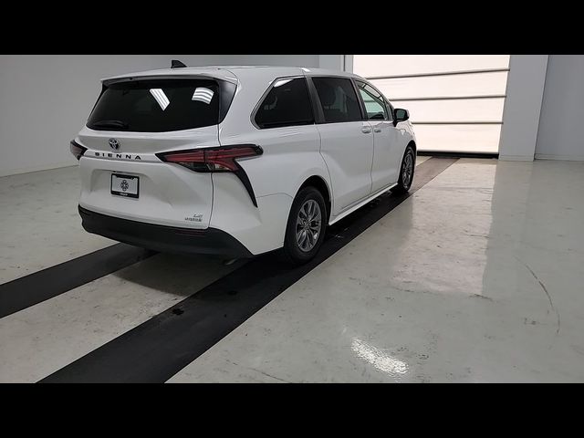 2022 Toyota Sienna LE