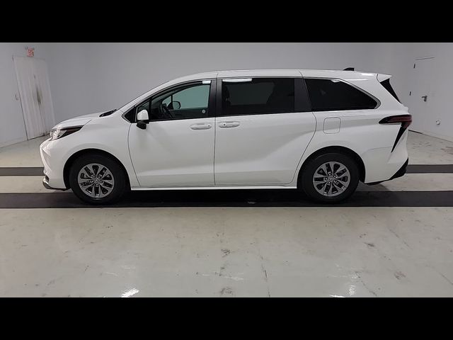 2022 Toyota Sienna LE