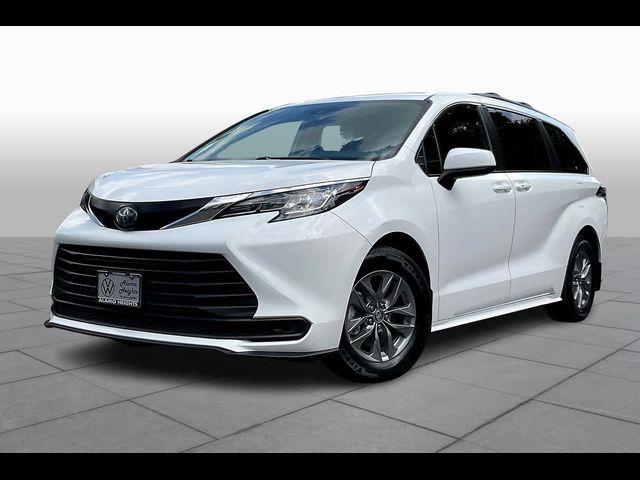 2022 Toyota Sienna LE