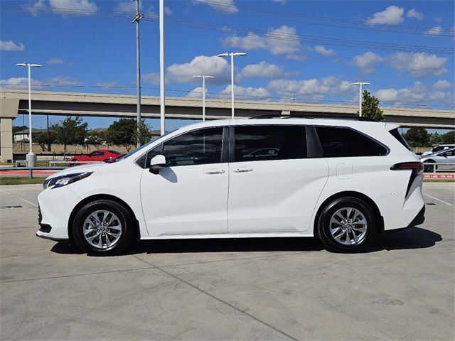 2022 Toyota Sienna LE