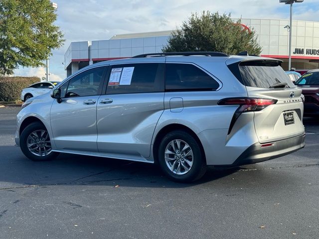 2022 Toyota Sienna LE