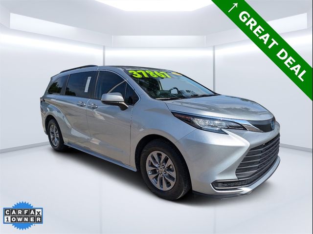 2022 Toyota Sienna LE