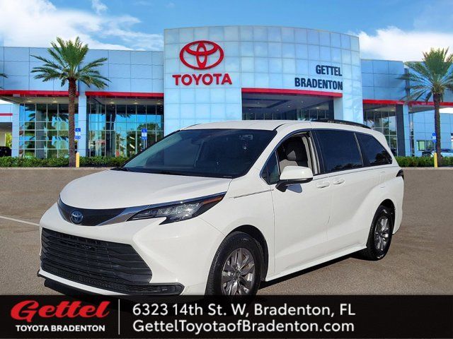 2022 Toyota Sienna LE