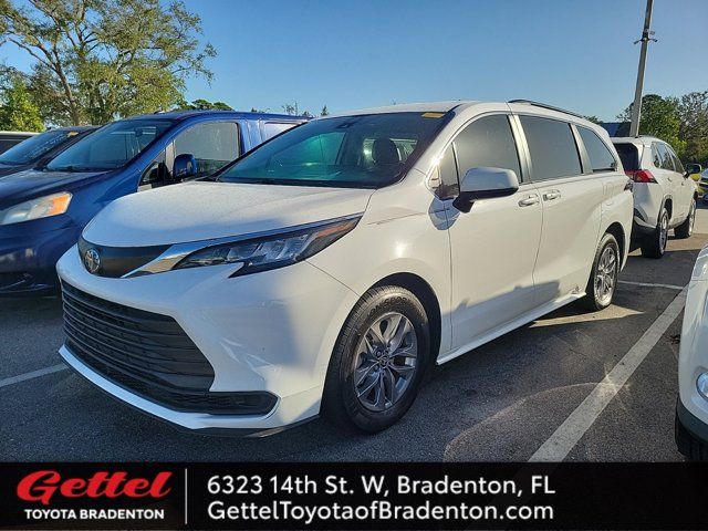 2022 Toyota Sienna LE