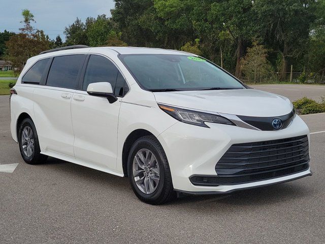 2022 Toyota Sienna LE