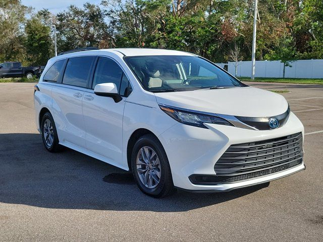 2022 Toyota Sienna LE