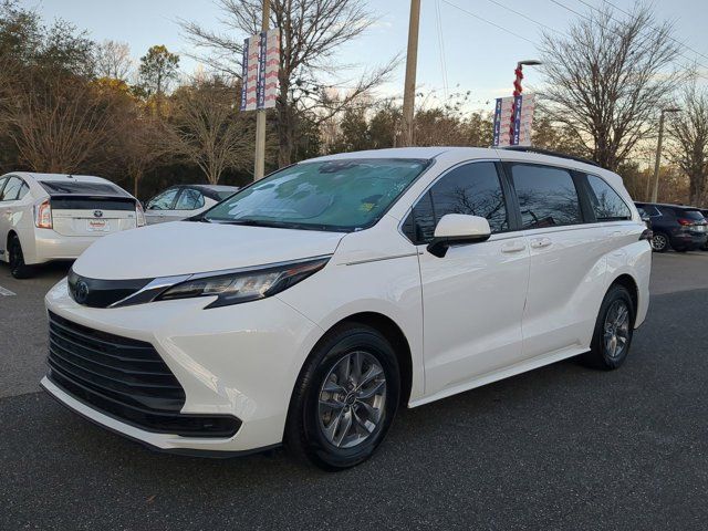 2022 Toyota Sienna LE