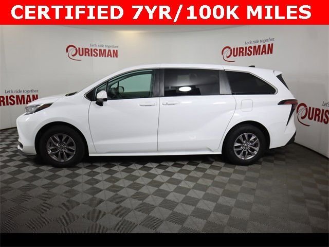 2022 Toyota Sienna LE