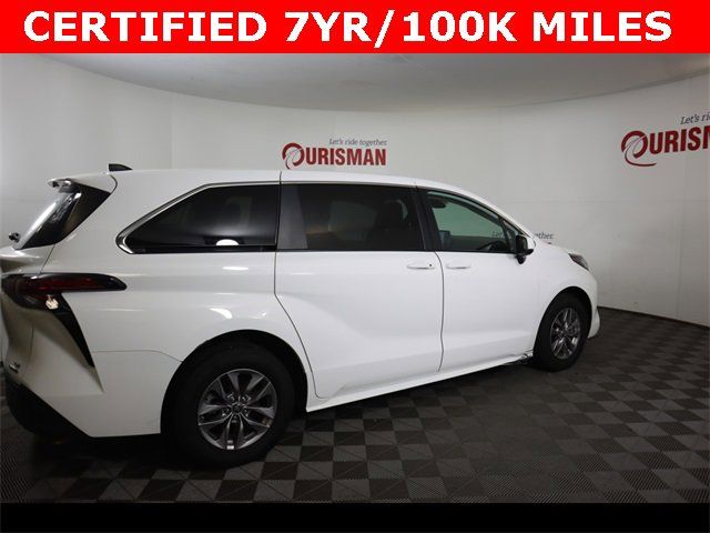 2022 Toyota Sienna LE