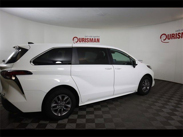 2022 Toyota Sienna LE