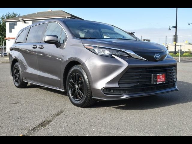 2022 Toyota Sienna LE