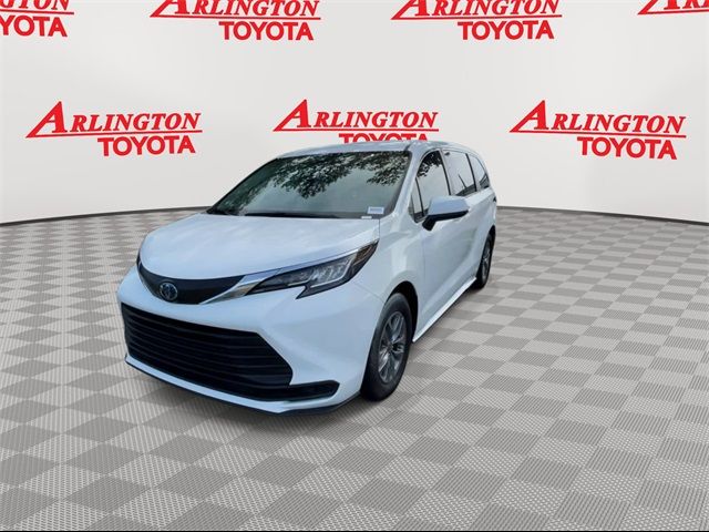 2022 Toyota Sienna LE