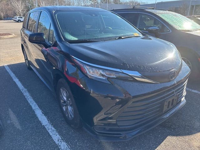 2022 Toyota Sienna LE