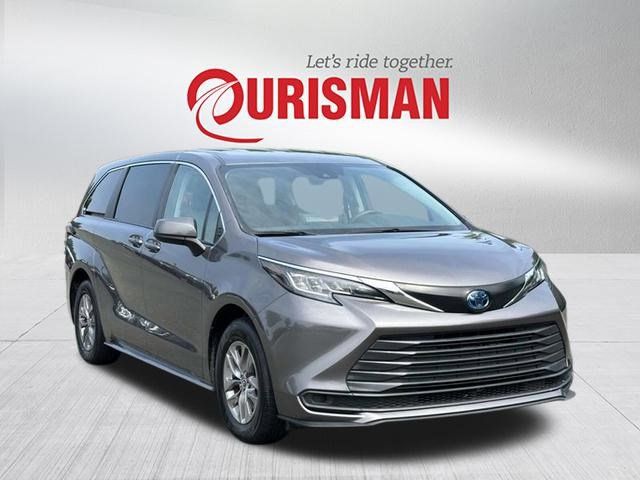 2022 Toyota Sienna LE