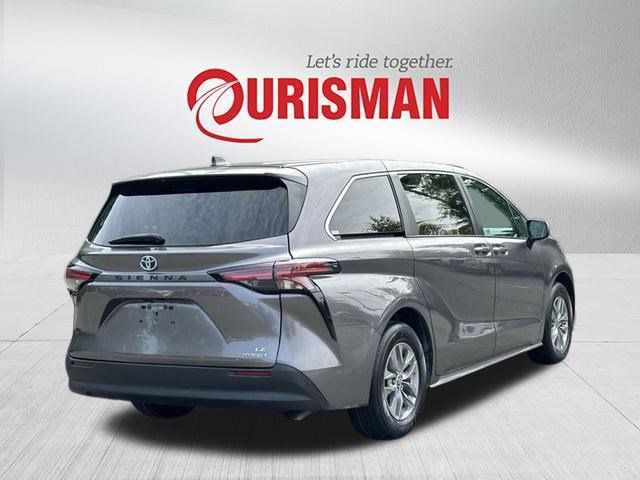 2022 Toyota Sienna LE