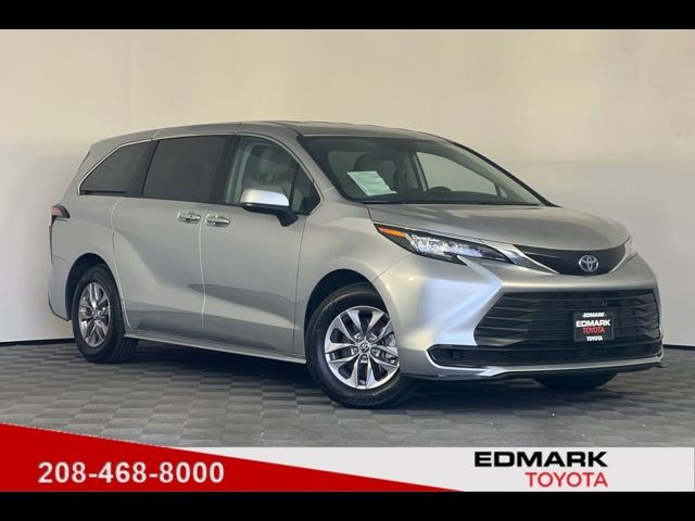 2022 Toyota Sienna LE