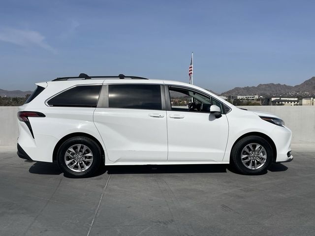 2022 Toyota Sienna LE